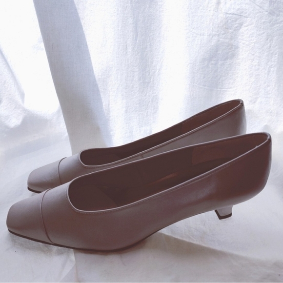 EUC PRETTY Taupe Pearlisent Pumps with Small Block Heel 😍 - Picture 3 of 5